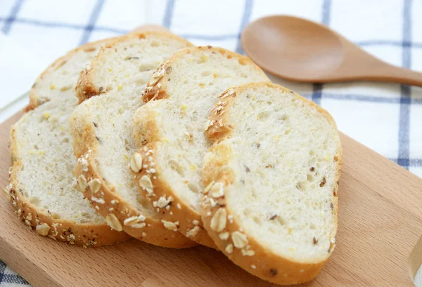 Pan blanco en rodajas en plato de madera — Foto de Stock