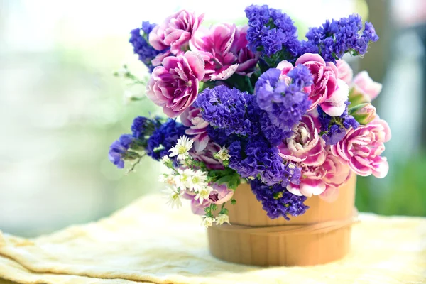 屋外のテーブルに野の花とバケツします。 — ストック写真