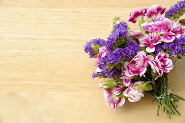 木製のテーブルの上の野生の夏の花の花束 — ストック写真