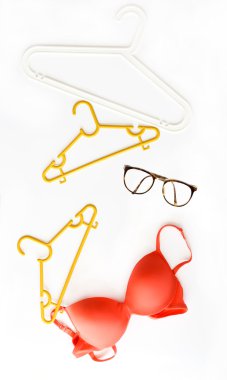 Yaz Bikini konseptiyle Bikini ve gözlük Isolated beyaz