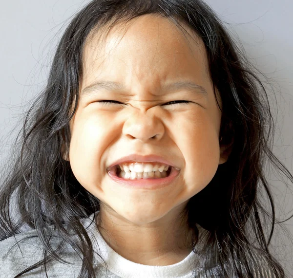 Sorridente bambina con la bocca larga aperta — Foto Stock