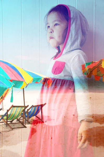 Doble exposición de niña soñando con la playa —  Fotos de Stock