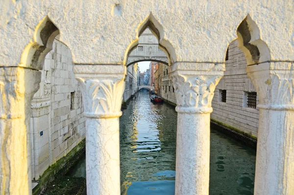 Vista del canel de Venecia desde el Puente de los Suspiros — Foto de Stock