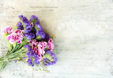 Çiçek buketi ahşap bir eski banka