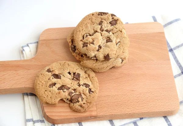 Primer plano de galletas de chispas de chocolate hechas en casa en un plato de madera —  Fotos de Stock