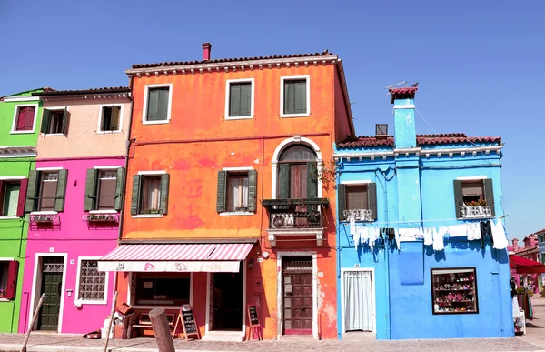 Benátky mezník, Burano ostrov kanálu, barevné domy, Itálie — Stock fotografie