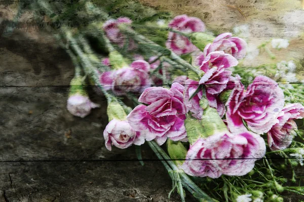ピンクの花、木のテクスチャ背景の露出. — ストック写真