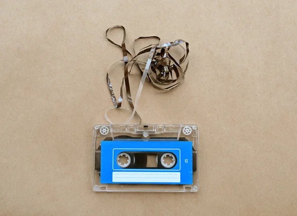 Audio cassette tape met afgetrokken uit tape — Stockfoto