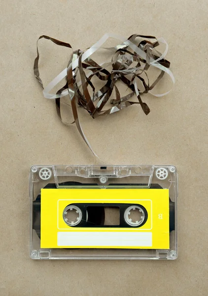 Audio cassette tape met afgetrokken uit tape — Stockfoto