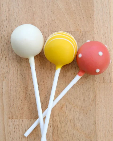 Cake pops on wooden background — Stock Photo, Image