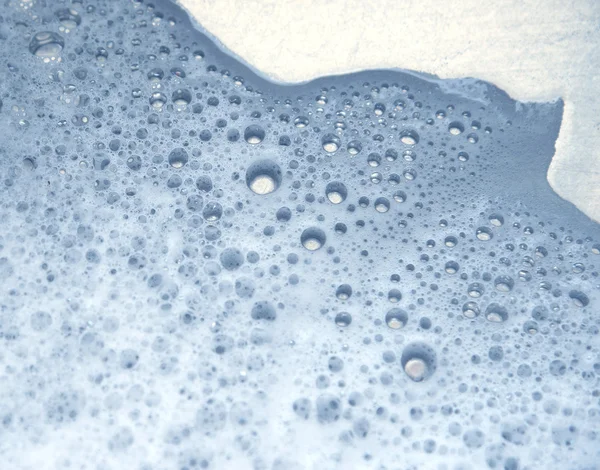 Mýdlové bubliny na modrém pozadí — Stock fotografie