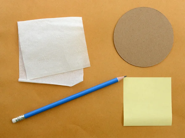 Офисные принадлежности, салфетки, бумага, коричневая бумага, карандаш, липкая нота — стоковое фото