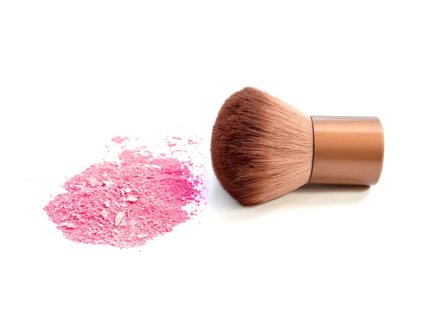 Kosmetiska puderborste och krossade blush palette isolerad på vit — Stockfoto