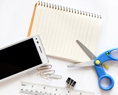 Üstten Görünüm. iş ve ofis malzemeleri ile modern dijital telefon