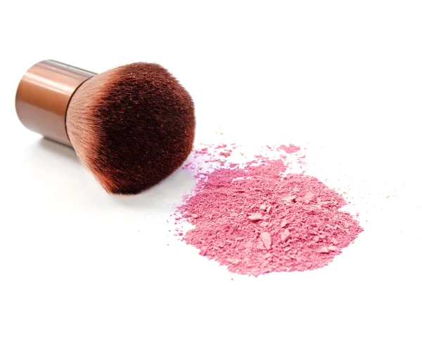 Kosmetiska puderborste och krossade blush palette isolerad på vit — Stockfoto