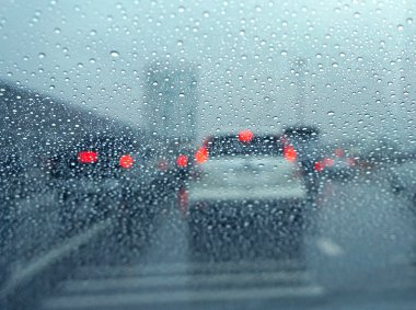 Araba ön camın trafik sıkışıklığı sırasında yağmur
