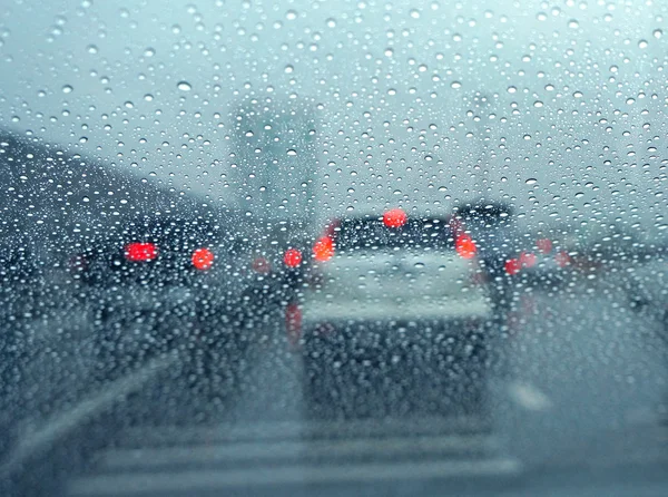 Pára-brisas do carro em engarrafamento durante a chuva — Fotografia de Stock