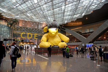 Katar - 20 Nisan: Hareketli Havaalanı terminal iç 20 Nisan 2015 Doha. Bu havaalanıdır Hamad International adlı yeni Doha Uluslararası Havalimanı.