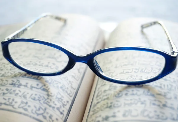 Óculos vintage no velho livro árabe borrão (temporada Ramadã ) — Fotografia de Stock
