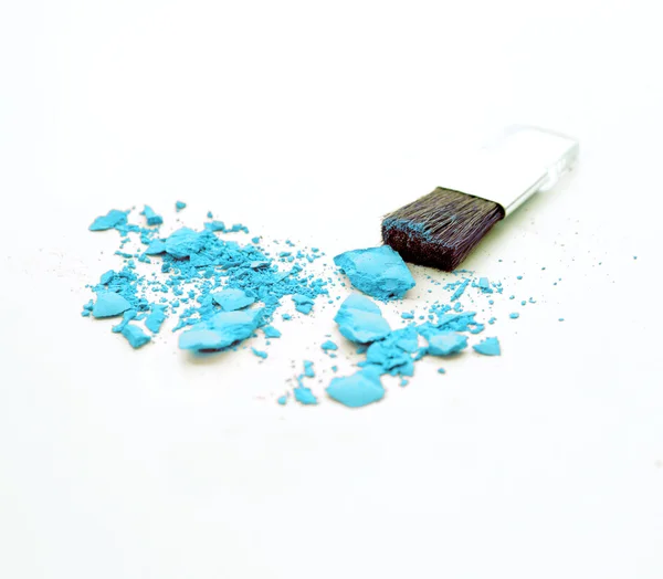 Pinceau de maquillage avec fard à paupières concassé bleu clair, isolé sur blanc — Photo