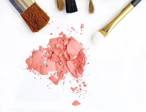 Kosmetiska puderborste och krossade blush palette isolerad på vit — Stockfoto