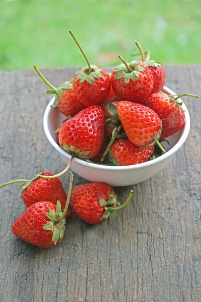 Aardbeien in een kom — Stockfoto