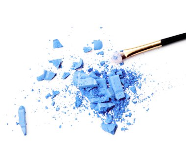 Mavi ezilmiş göz farı üzerinde makyaj fırçası