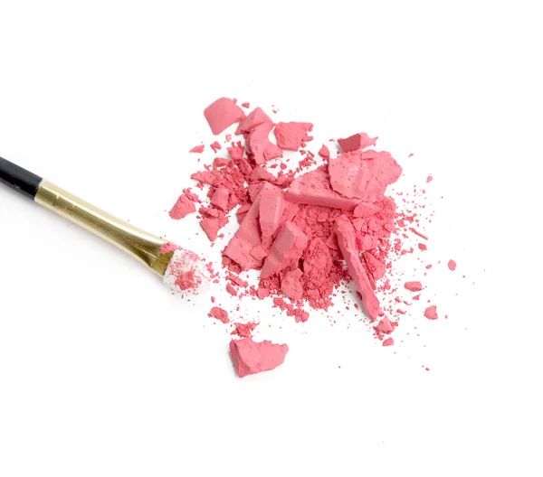 Kosmetiska puderborste och krossade blush palette isolerad på vit — Stockfoto