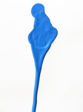 Beyaz arka plan üzerinde renkli mavi boya damlar