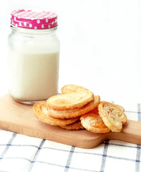 Set de desayuno, vaso de leche, merienda en plato de madera —  Fotos de Stock