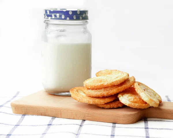 Set de desayuno, vaso de leche, merienda en plato de madera —  Fotos de Stock