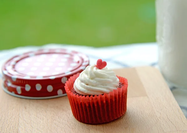 Cupcake di velluto rosso con bicchiere di latte — Foto Stock