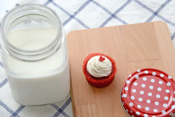 Mini cupcake with glass of milk — Stock Photo, Image