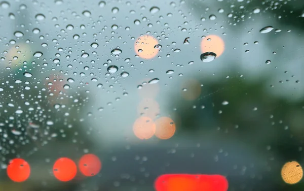 Hari hujan, hujan turun di jendela dengan bayangan lalu lintas — Stok Foto