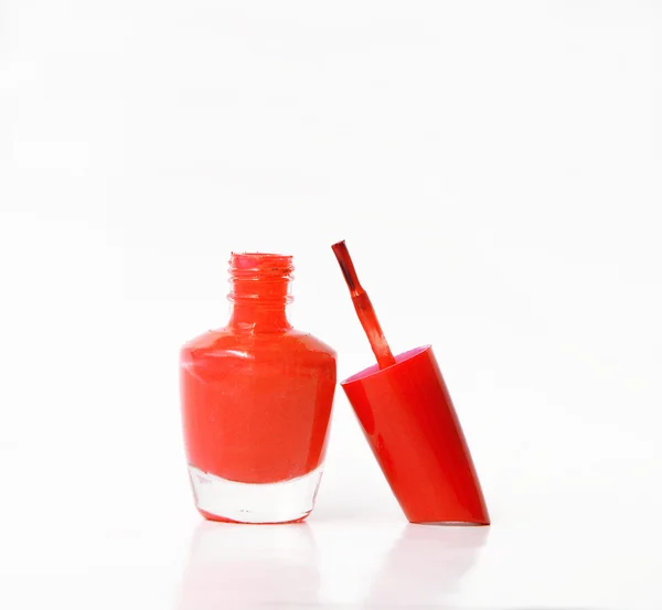 Esmalte de uñas rojo aislado en blanco — Foto de Stock