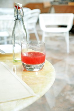 Karpuz suyu cam masada