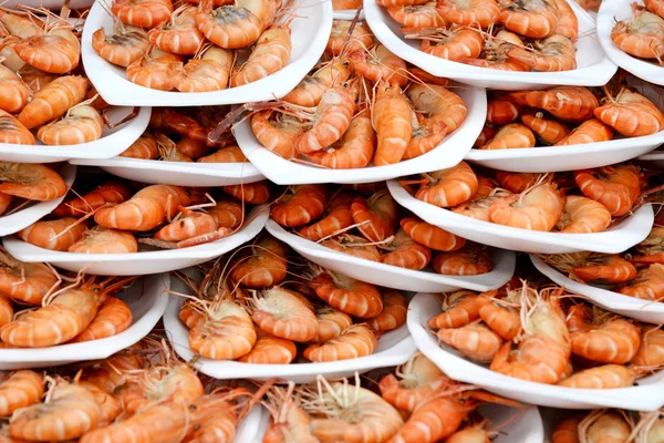 Fruits de mer aux crevettes grillées sur le marché des fruits de mer — Photo