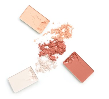 beyaz zemin üzerinde kozmetik toz