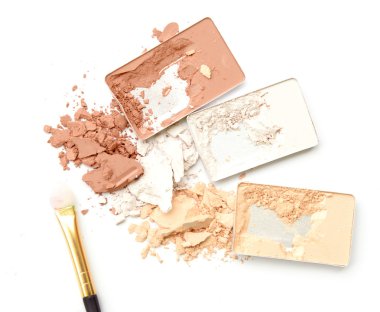 Kalıcı makyaj toz beyaz zemin üzerinde üç gölge rengi