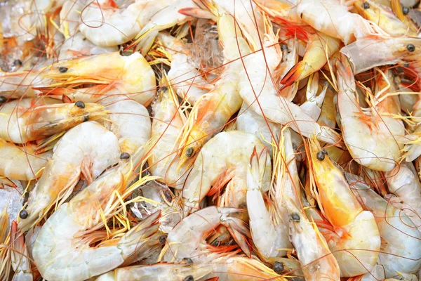 Crevettes crues au marché — Photo