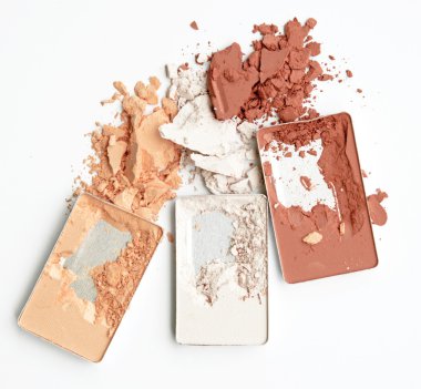 Kalıcı makyaj toz beyaz zemin üzerinde üç gölge rengi