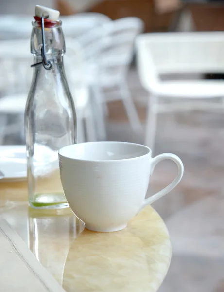 Tazza bianca di caffè sul tavolo nel caffè — Foto Stock