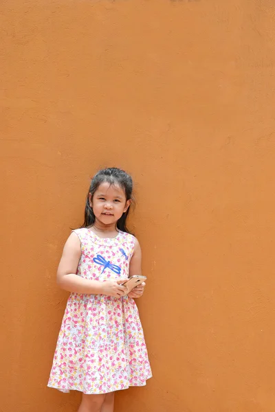 Menina bonito usando flores vestido de verão — Fotografia de Stock