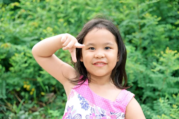 Retrato al aire libre de una niña sonriente —  Fotos de Stock