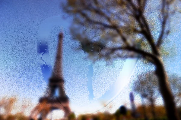 Francia, París, Torre Eiffel en un día lluvioso con el corazón dibujado en el vidrio mojado — Foto de Stock