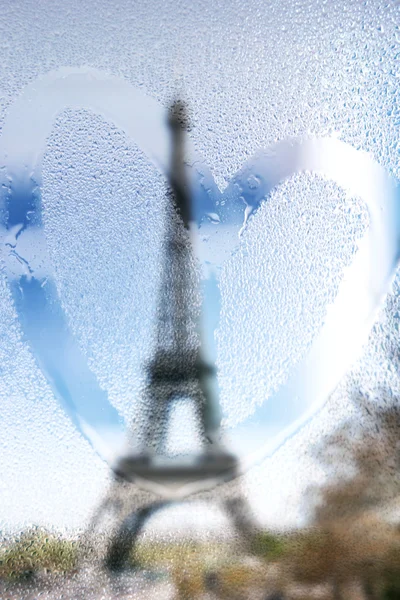 France, Paris, Eiffel Tower in a rainy day with draw heart on wet glass — Stock Photo, Image