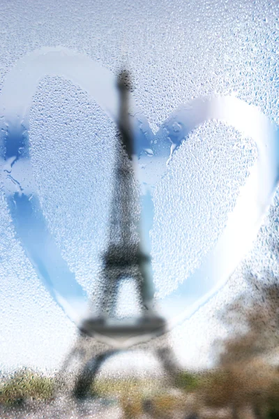 Frankrijk, Parijs, de Eiffeltoren in een regenachtige dag met tekenen hart op natte glas Stockfoto