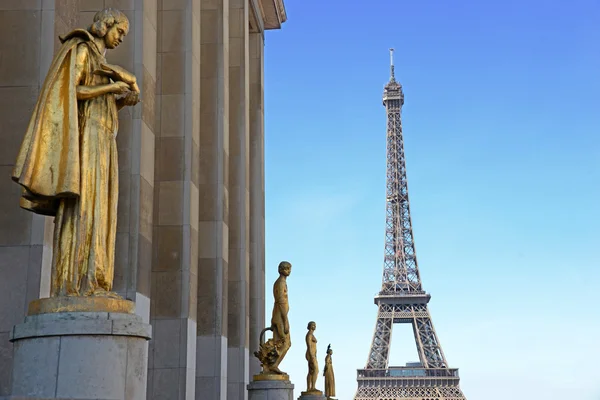 Widok od trocadero z złote statuetki na wieży eiffel, Paryż — Zdjęcie stockowe