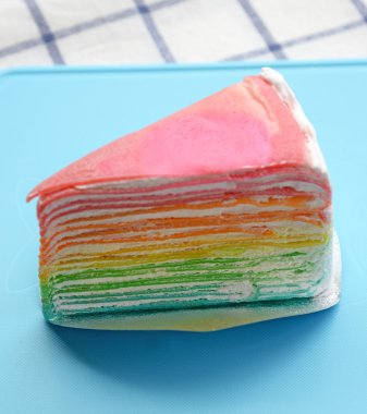 Gökkuşağı krep pasta