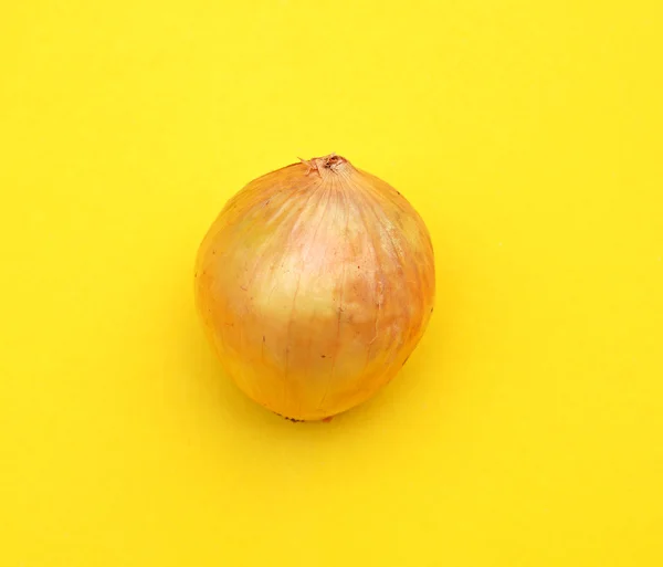 Ripe onion on yellow background (Pop art style) — Stock Photo, Image